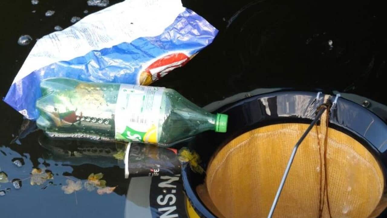 A floating rubbish-cleaning device with plastic rubbish
