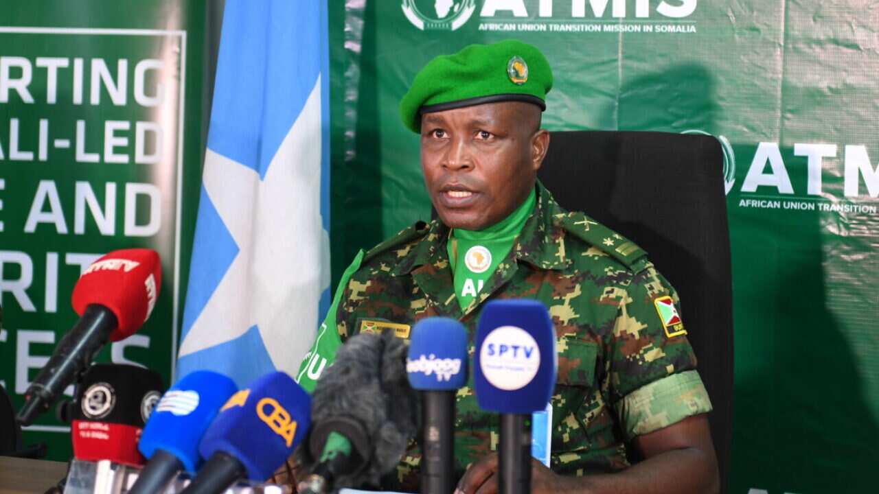 Kaimu Kamanda wa vikozi vya ATMIS, Maj. Gen. Marius Ngendabanka azungumza na waandishi wa habari.jpg