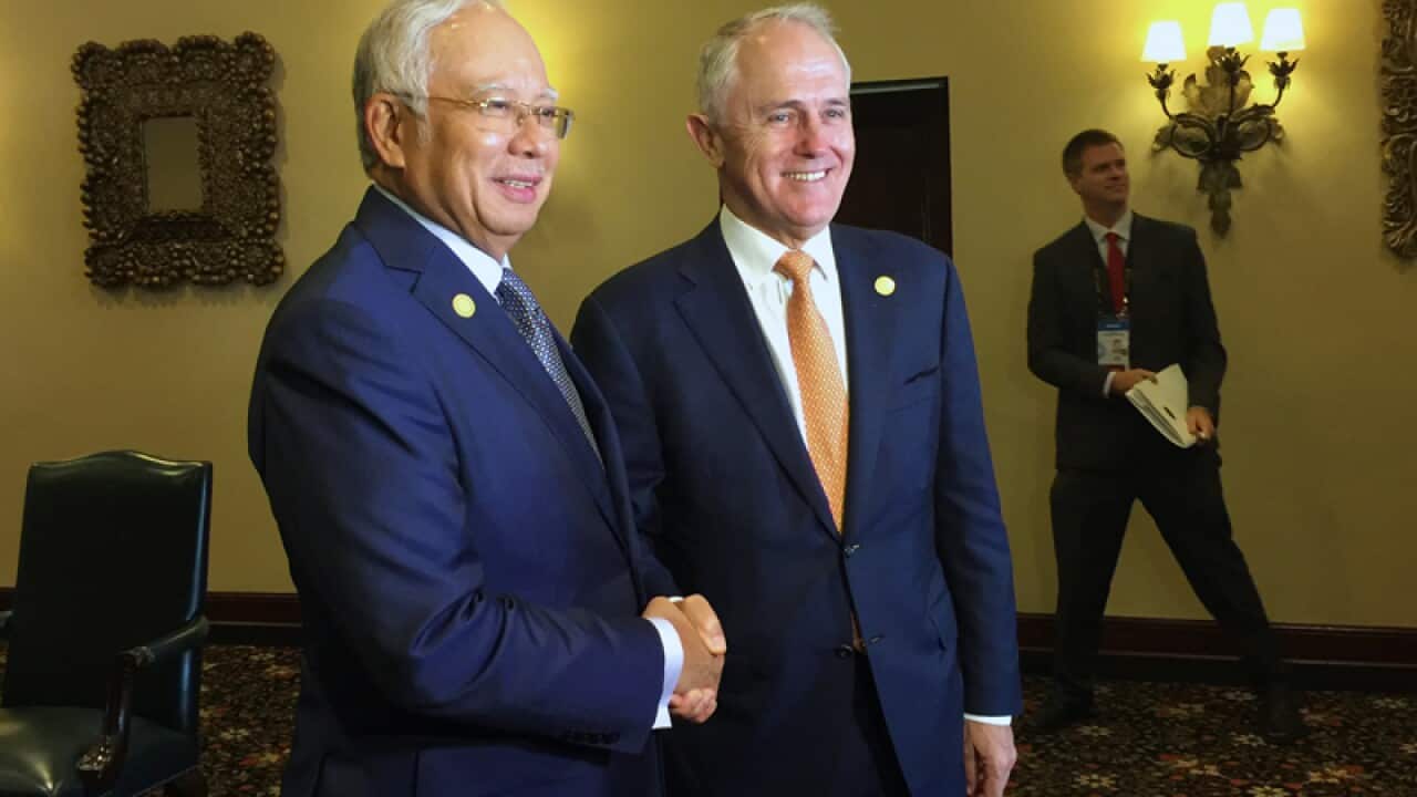 Australian PM Malcolm Turnbull (r) and Malaysian PM Najib Razak