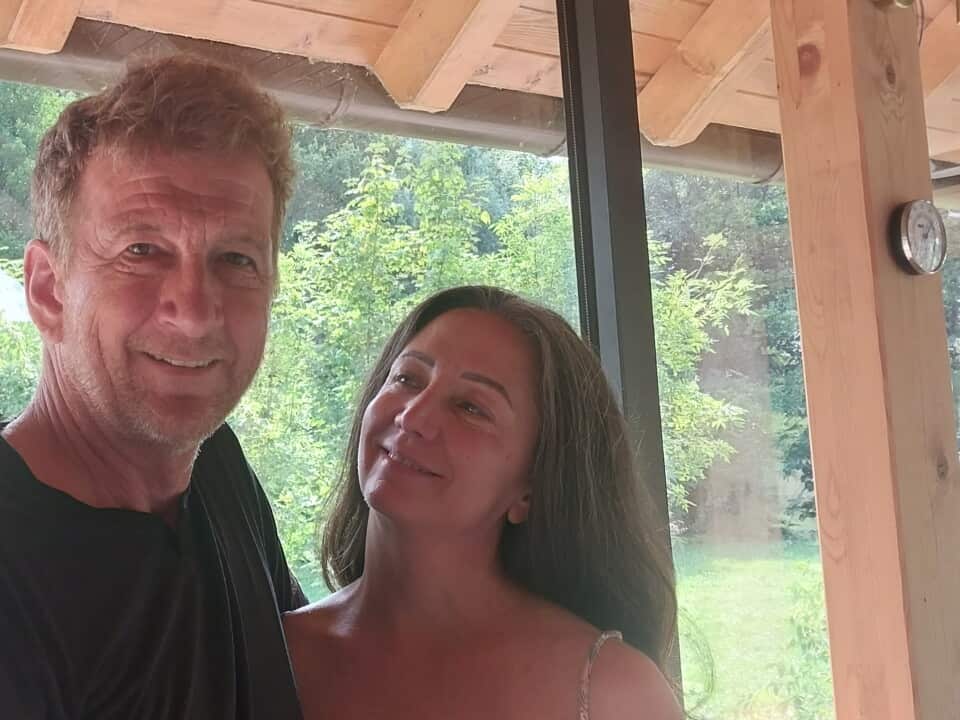 Emir Durmišević i Jasminka Poljak u porodičnoj kući, Sanski Most, august 2026. 1.jpg