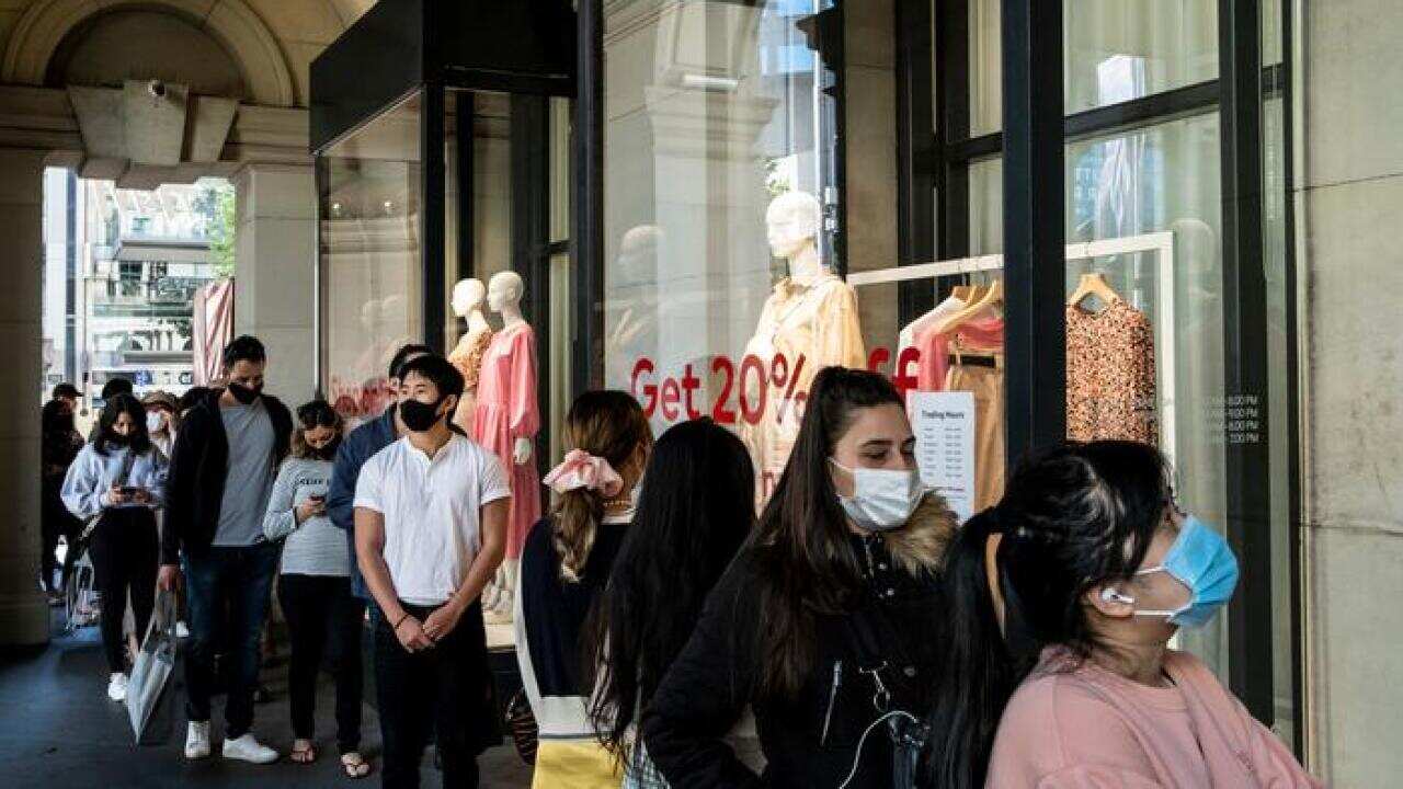 مشتریان صف کشیده پشت در یکی از فروشگاههای ملبورن