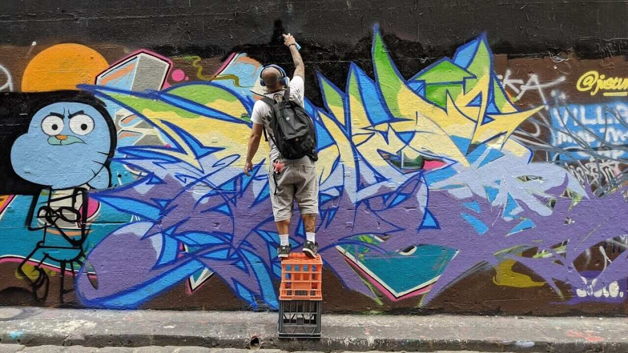 Un artista all'opera nella celebre Hosier lane, a Melbourne