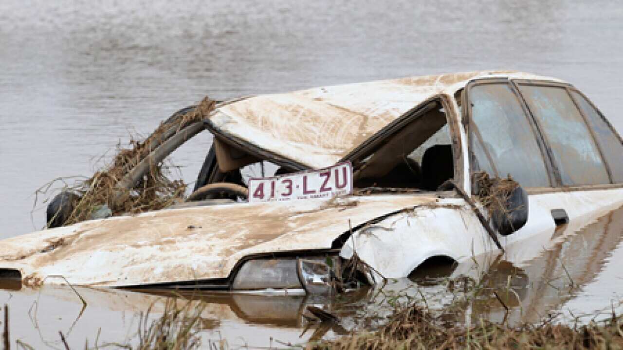 grantham_floods_car_110113_B_aap_1007560883