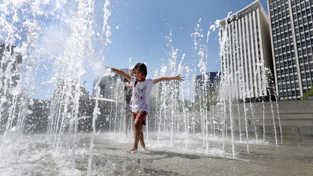 Adelaide, una bambina gioca nella fontana di Victoria Square