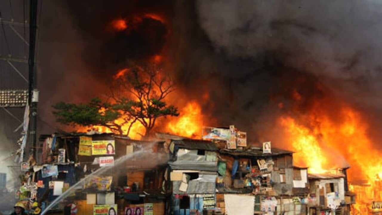 philippines_slum_fire_100426_B_aap_1990672437