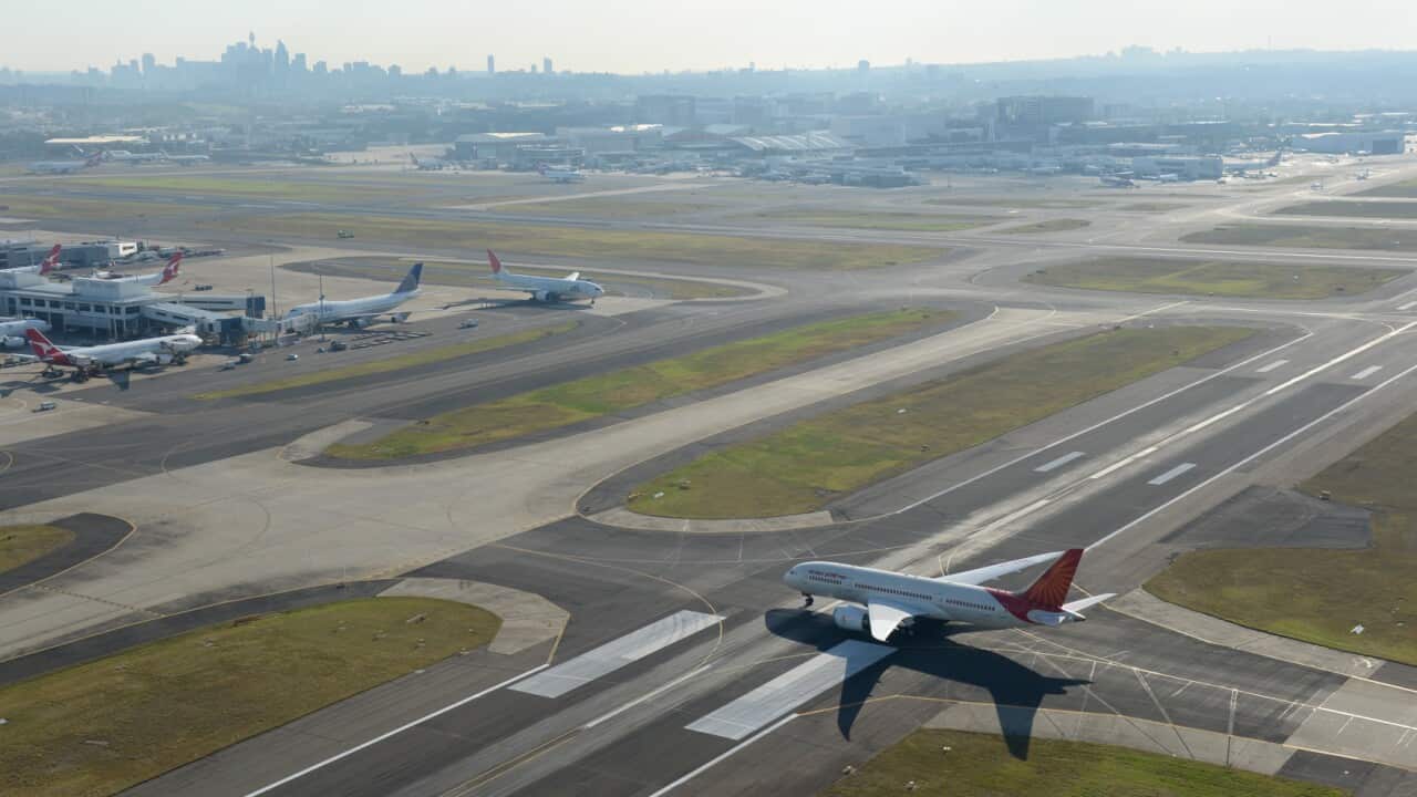DREAMLINER FLIGHT ARRIVAL SYDNEY