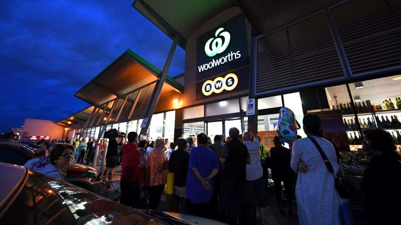 墨爾本其中一間Woolworths分店門外排長龍