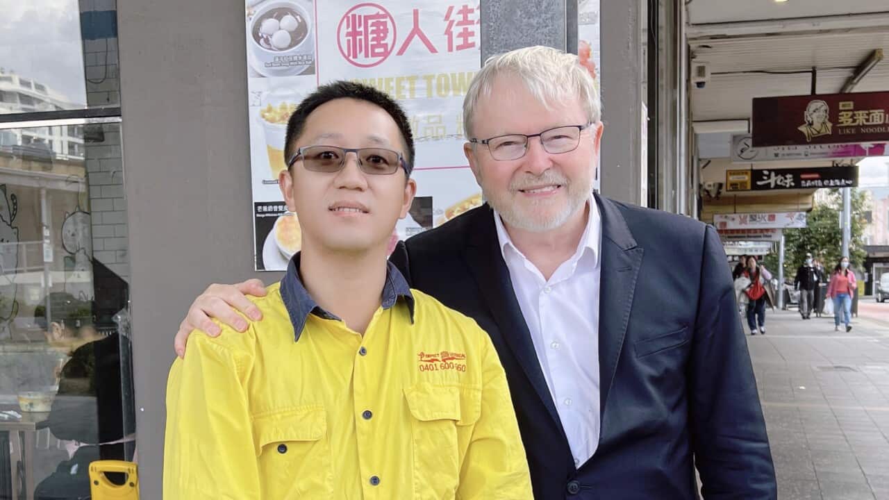 David(左)和前总理陆克文合影