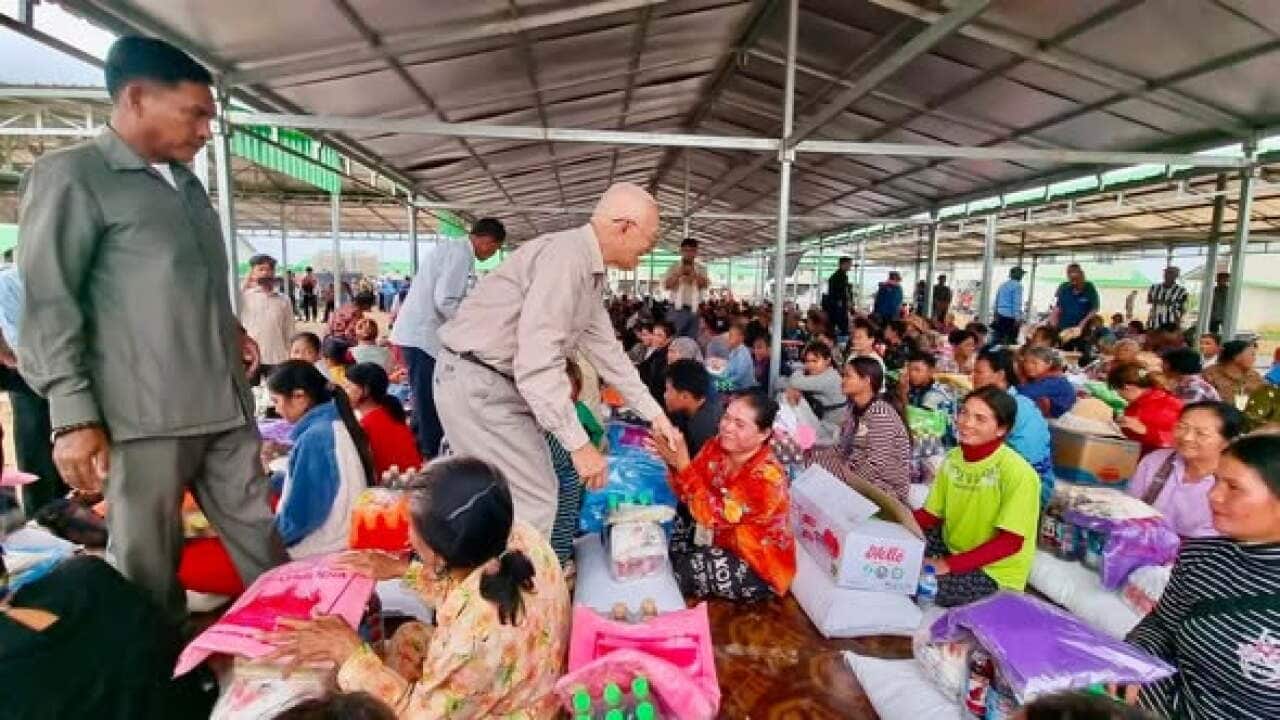 kem sokha visit displaced families in rong cham village.jpg