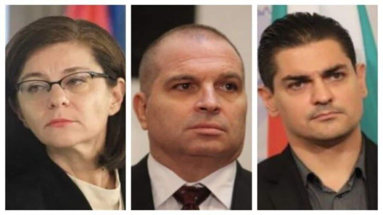 Външният министър Теодора Генчовска, вицепремиерът Гроздан Караджов, спортният министър Радостин Василев (в дясно) напуснаха заседание на министерския съвет.