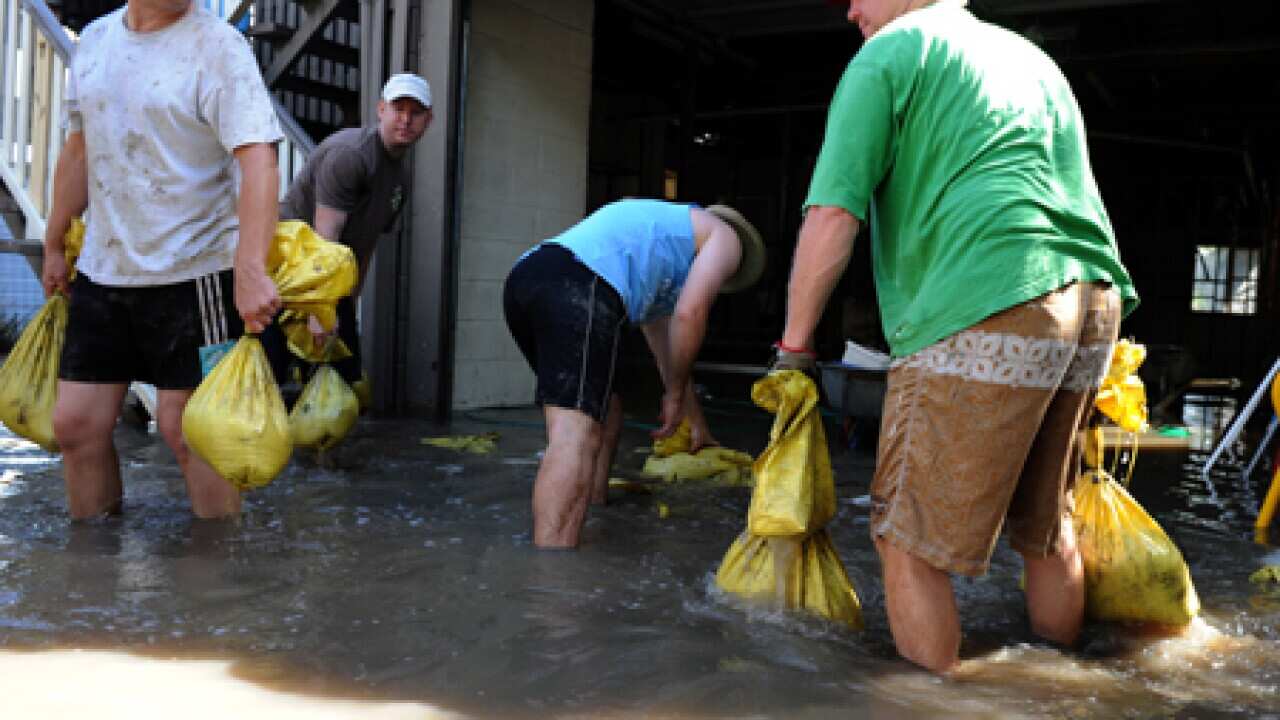 qld_floods_cleanup_110118_L_aap_70710986