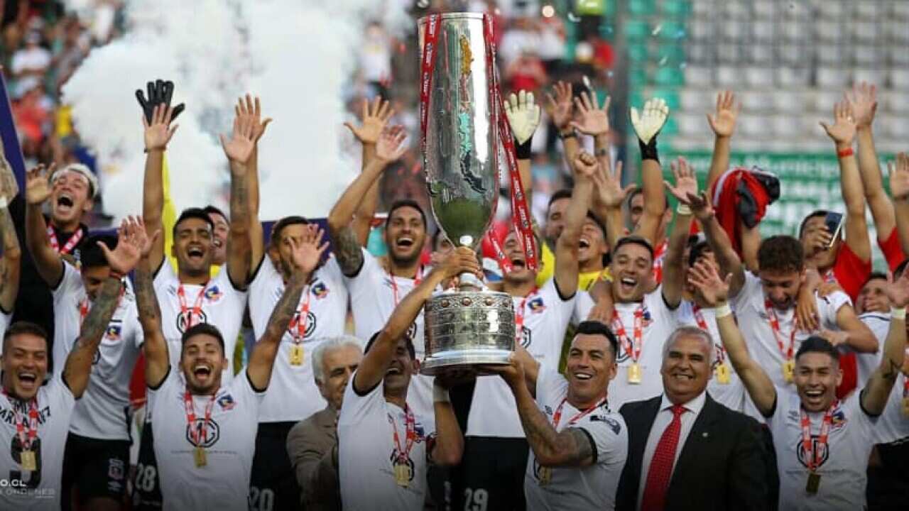 Colo Colo levantando el trofeo de la Copa Chile