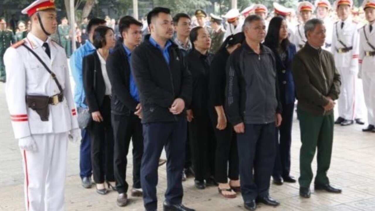 Một số người được cho là từ Đồng Tâm đến viếng lễ tang 3 viên công an thiệt mạng trong vụ 9/1