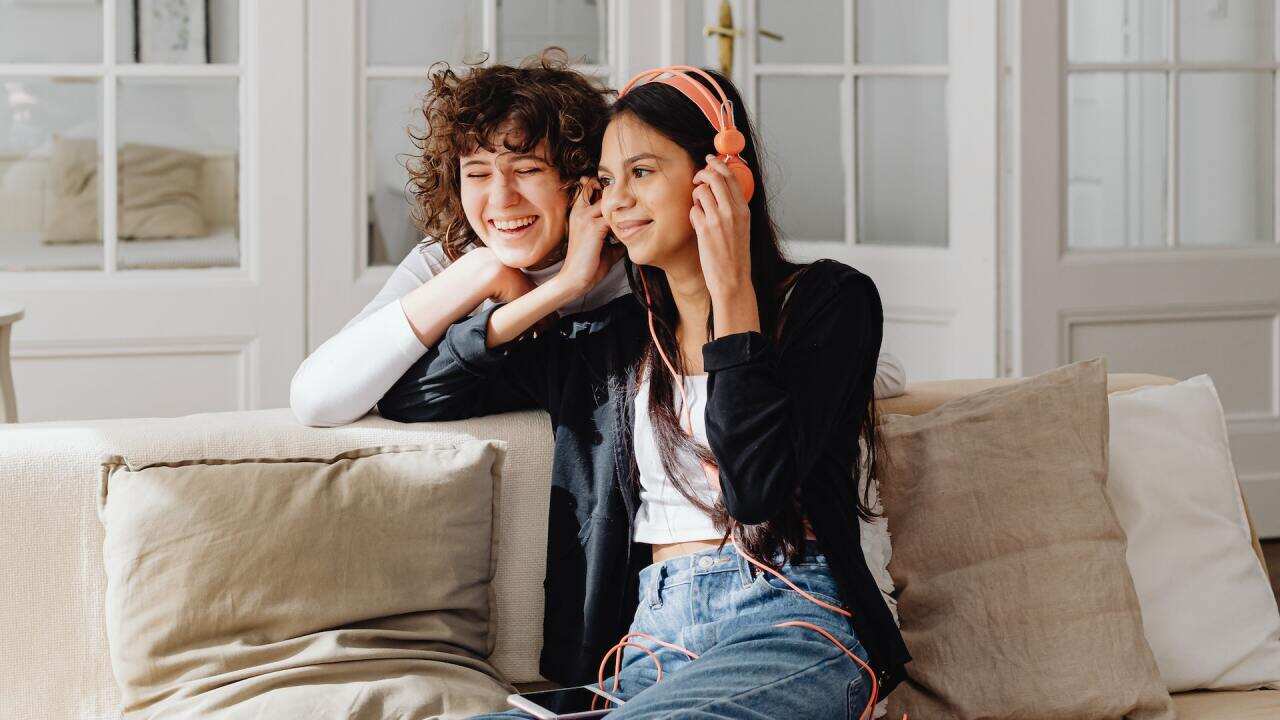 Due ragazze che ascoltano musica