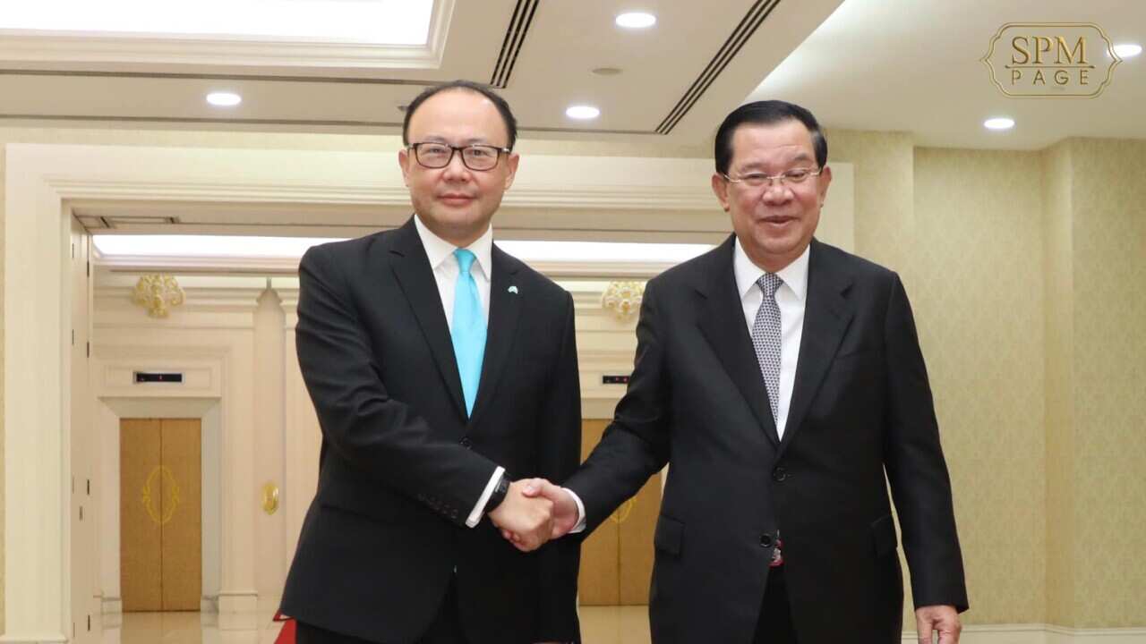 Australia Ambassador Pablo Kang and Cambodia PM Hun Sen.jpg