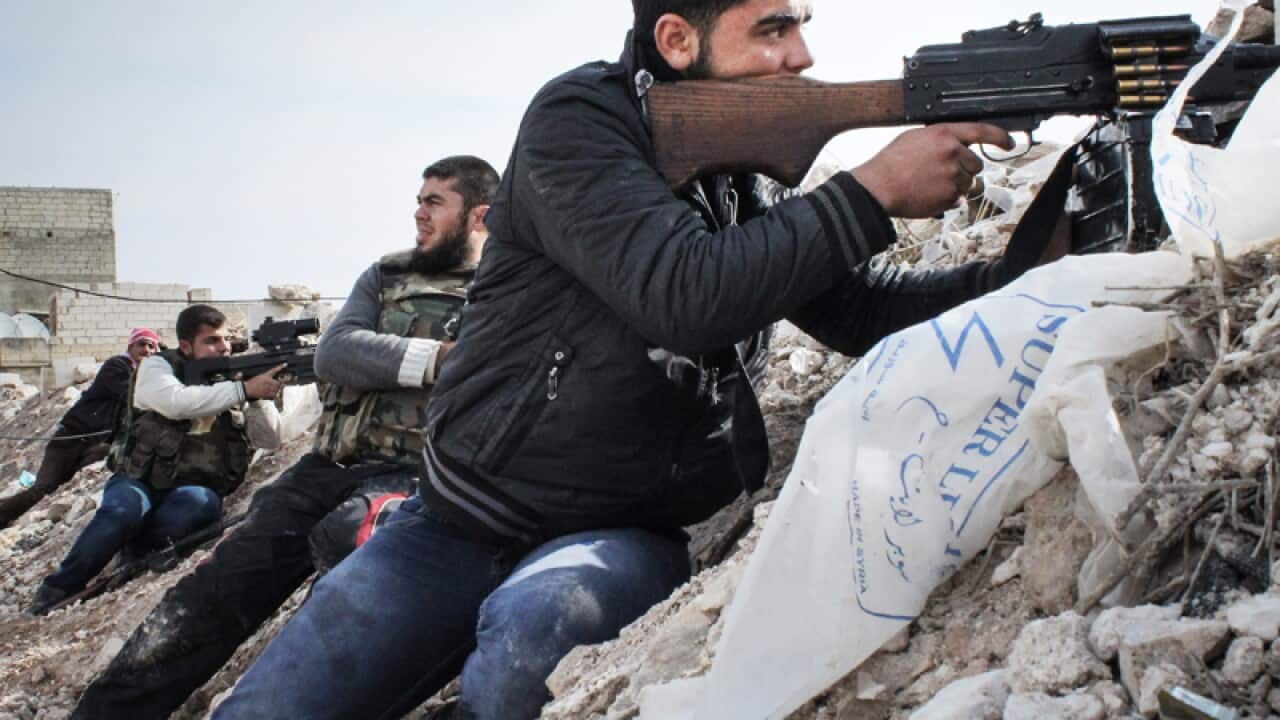 Syria rebels threaten to fire on Lebanon