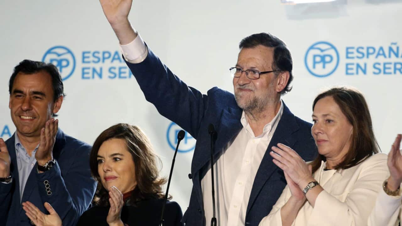 Spanish Prime Minister Mariano Rajoy (C)