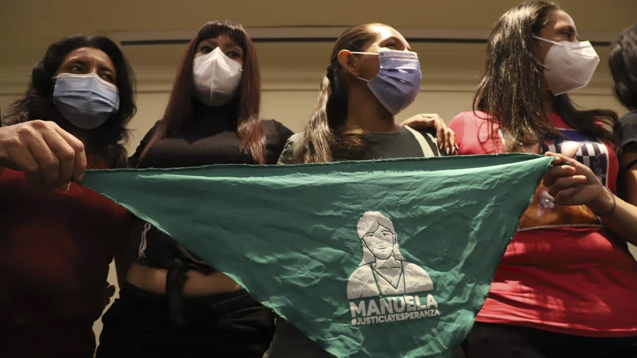 De izquierda a derecha, Elsy, Kenia, Evelyn y Karen sostienen un pañuelo con el rostro de Manuela, una madre que murió en la cárcel acusada por el mismo delito.