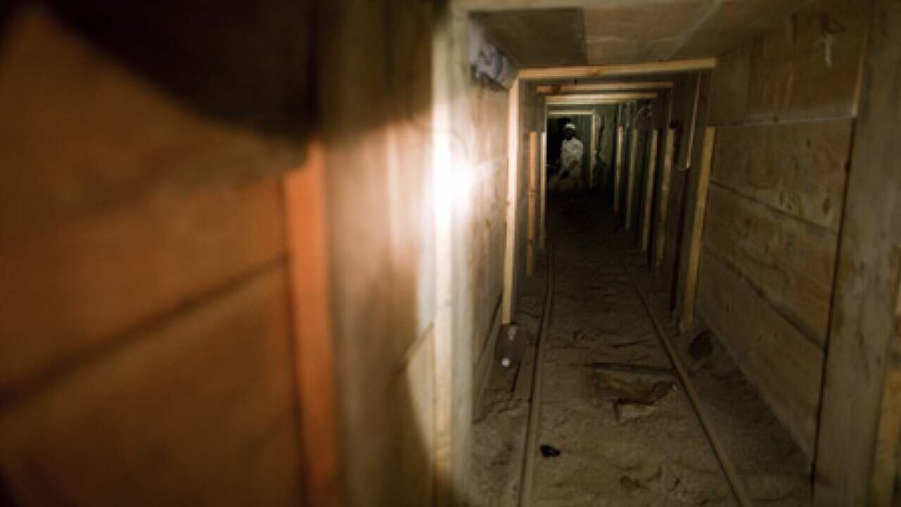 Mexico_drugs_tunnel_AAP_101105_B_343275413