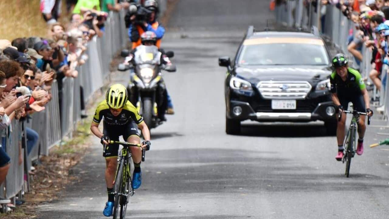 Amanda Spratt (left) surges away to the finish line.