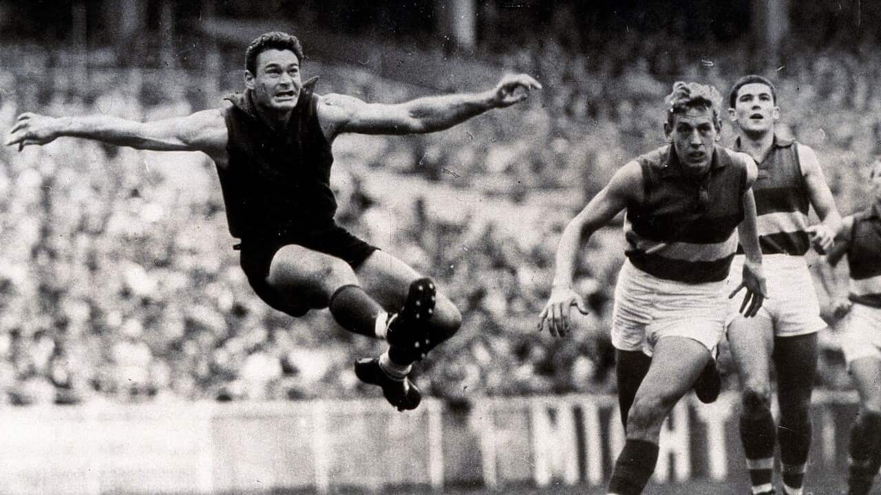 Ron Barassi, uno dei miti del football australiano, in un'immagine del 1964