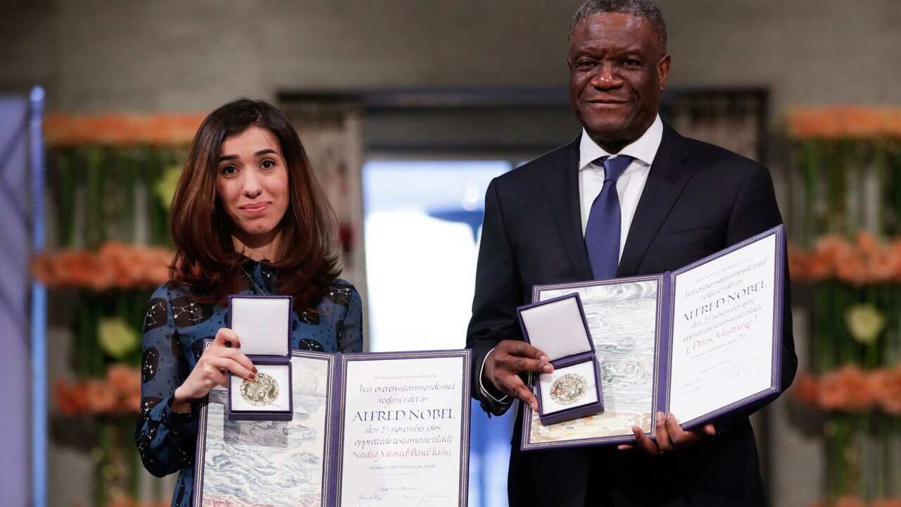 Dkt Denis Mukwege kutoka DRCongo na Nadia Murad kutoka Iraq waonesha tuzo zao za amani za Nobel