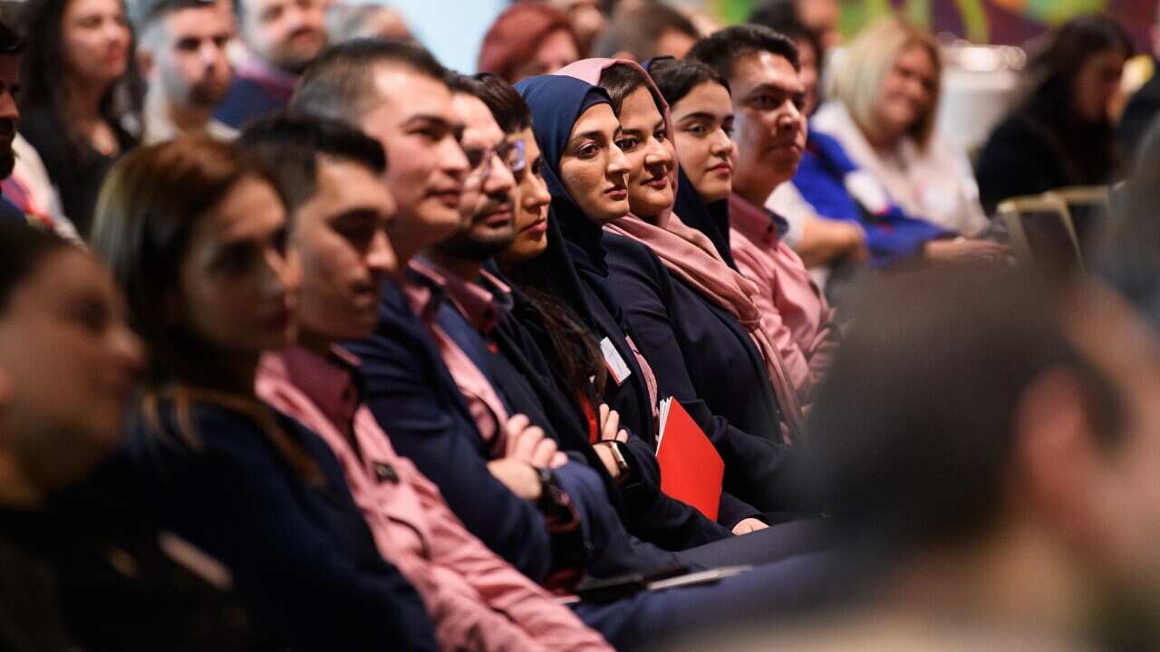 SERVİCE NSW'DE MÜLTECİLERİN MEZUNİYETİ