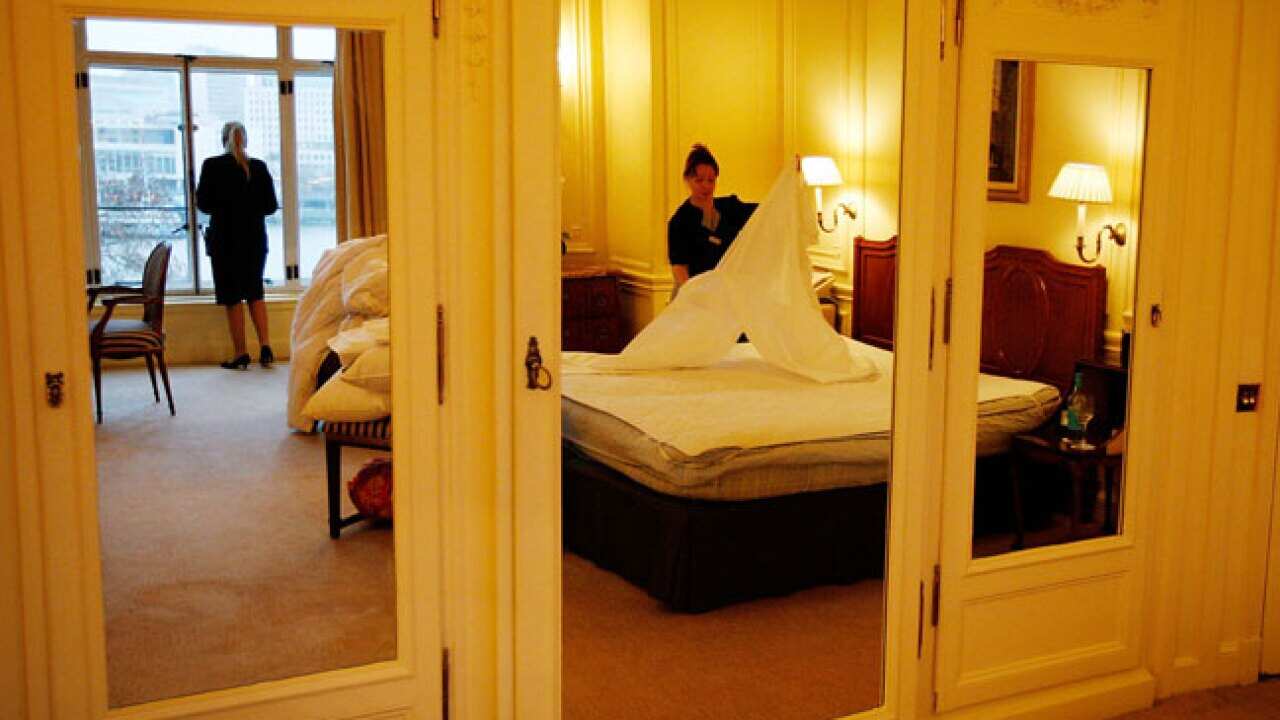 Room-Service-Hotel_B_Getty_256429391