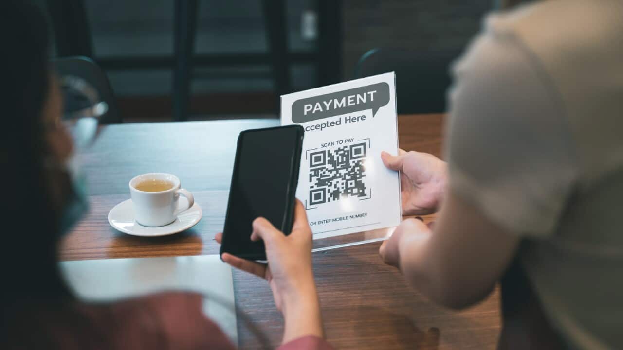 یک فرد در حال پرداخت از طریق QR Code