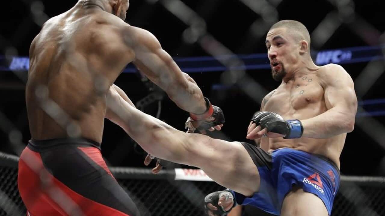 Robert Whittaker kicks his opponent.