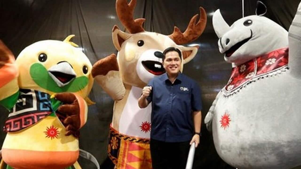 Wei Jizhong, the Olympic Council of Asia’s honorary life vice president, with the mascots for the Asian Games Games in Jakarta and Palembang.