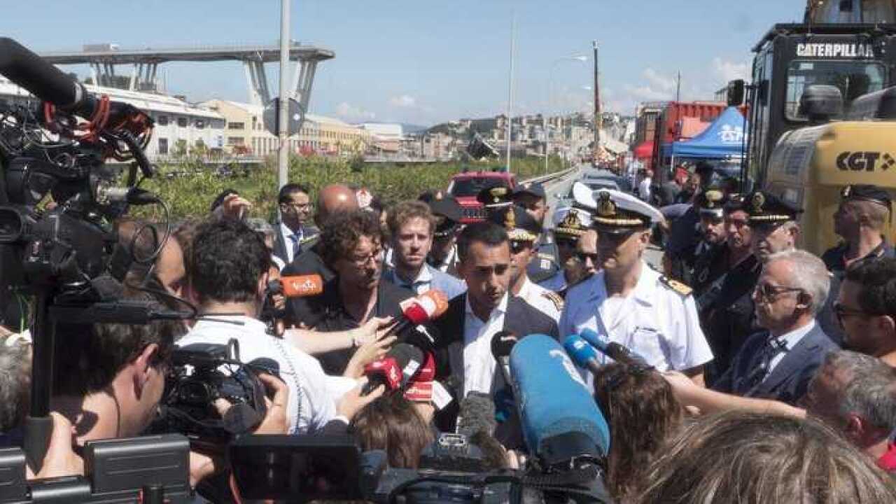 Luigi Di Maio di fronte ai cronisti