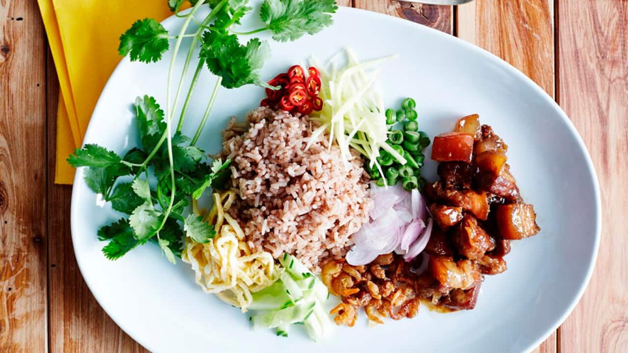 Thai stir-fried rice (khao kuk grapi)