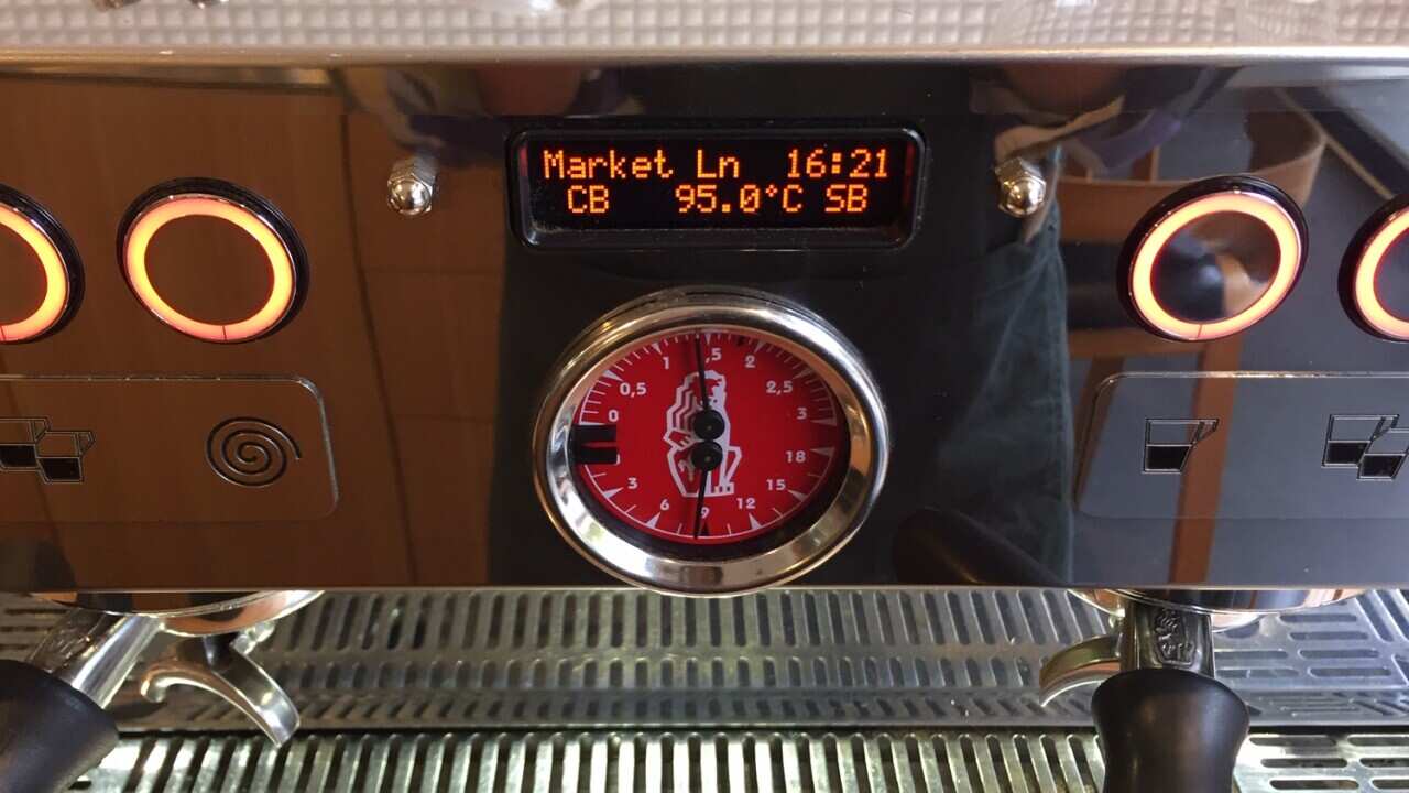 Temp Meter of Espresso Machine (Photo by Toshiyuki Ishiwata)