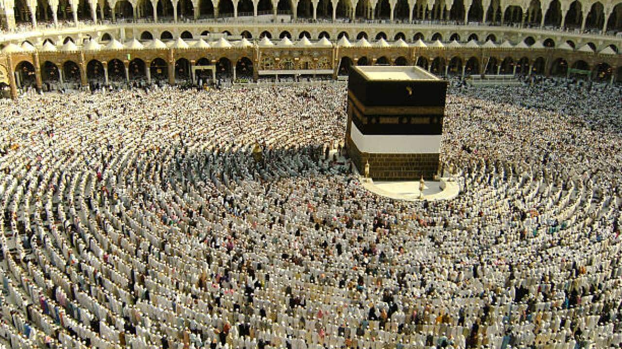 Jemaah Haji tawaf mengelilingi Kaabah.jpg