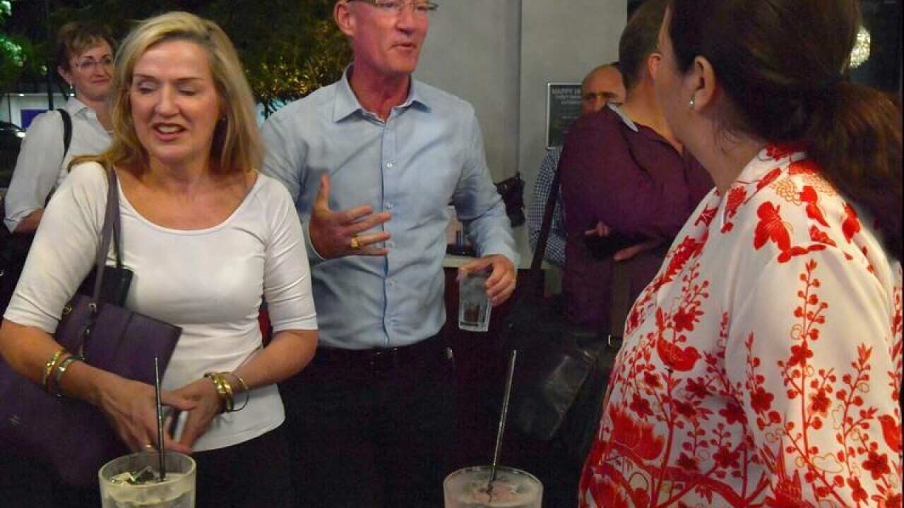 Steve Dickson (c) talking to Annastacia Palaszczuk (r) at a bar.