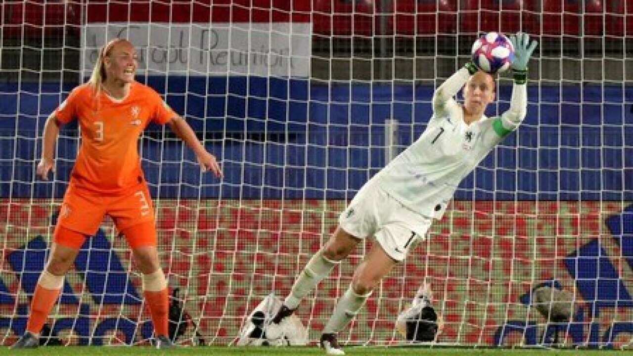 Martens sends Netherlands through to maiden quarter-finals
