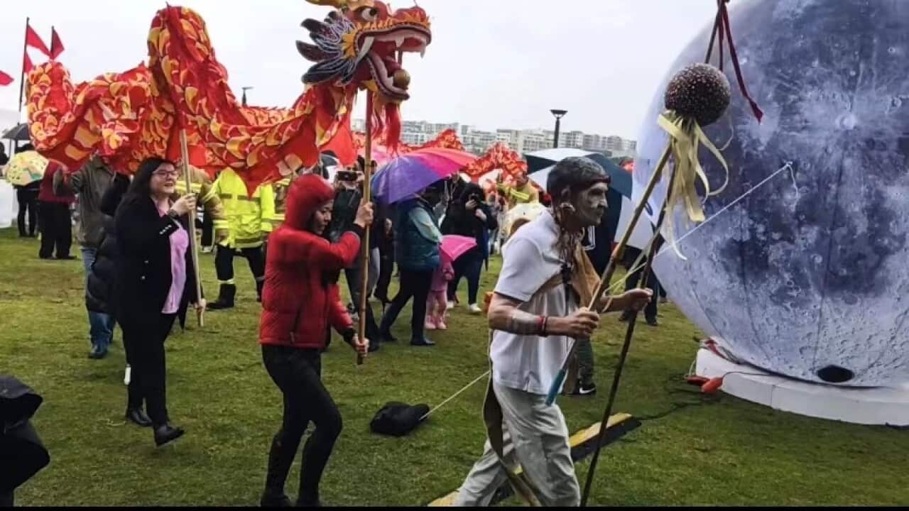 原住民长老手举龙珠引领舞龙队伍 | SBS Chinese