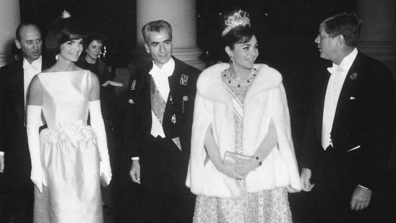حضور محمد رضا پهلوی شاه ایران به همراه همسرش فرح پهلوی در مراسم ضیافت رسمی کاخ سفید به دعوت آقای جان اف کندی