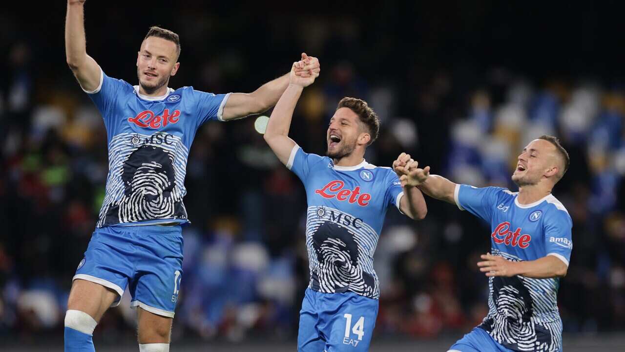 I giocatori del Napoli festeggiano il successo per 4-0 sulla Lazio allo stadio Maradona