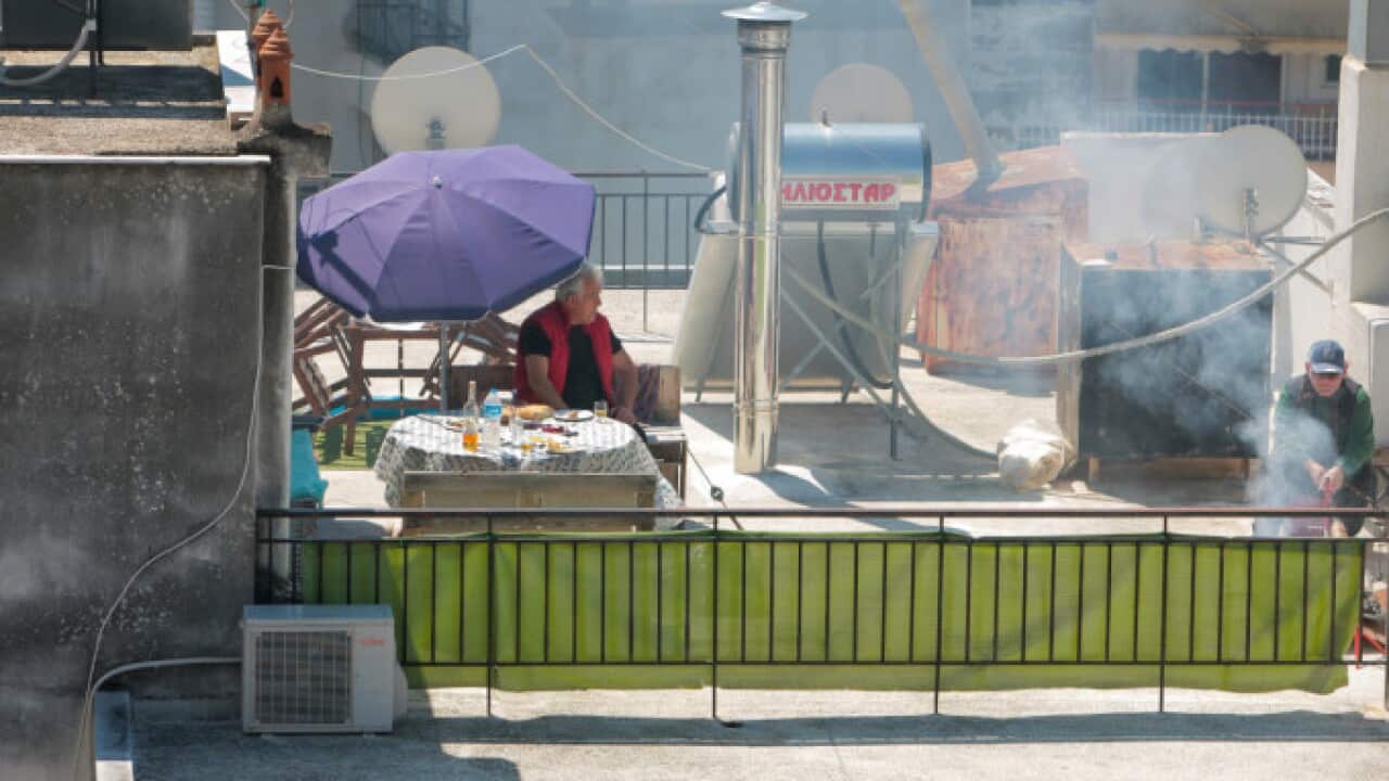 Ελληνες ψήνουν τον οβελία στην ...ταράτσα.