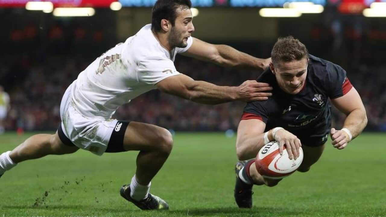 Hallam Amos scores for Wales.