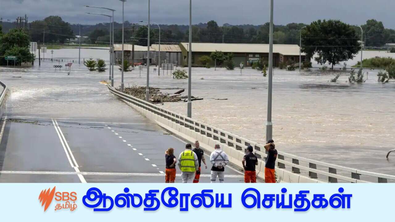 State emergency staff stand near the entrance to the flooded Windsor bridge on the outskirts of Sydney, on 3 March, 2022