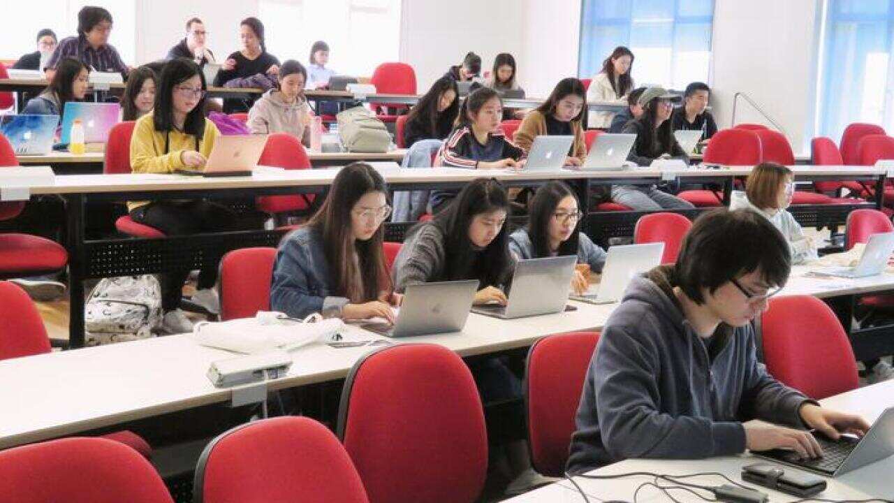 Photo taken on Oct. 3, 2017, shows students attending a Japanese language class at the University of Melbourne. (Kyodo)==Kyodo