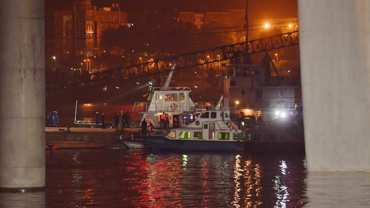 Rescuers go all out following bus plunge in Chongqing
