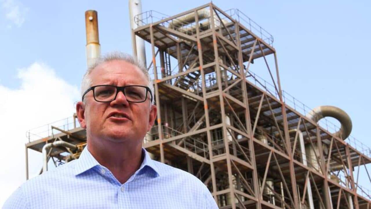 نخستوزیر اسکات موریسن در جریان بازدید از یک پالایشگاه نفت در گلادستون کوینزلند، ٢۱ جنوری ٢٠٢۱.