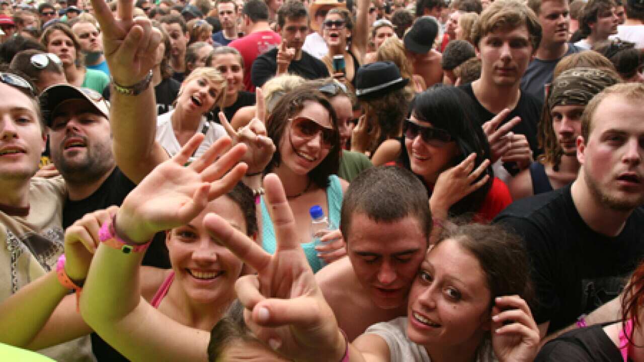 crowd_australia_100326_L_aap_22356754