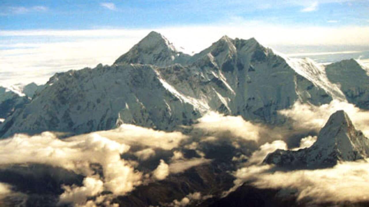 mount_everest_0906_B_ap_1044337553
