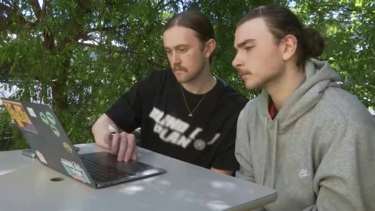 Tazmanyalı çift Cody ve Jaiden, bir mülk kiralamaya çalışırken dolandırıcılara binlerce dolar kaptırdı (SBS).jpg
