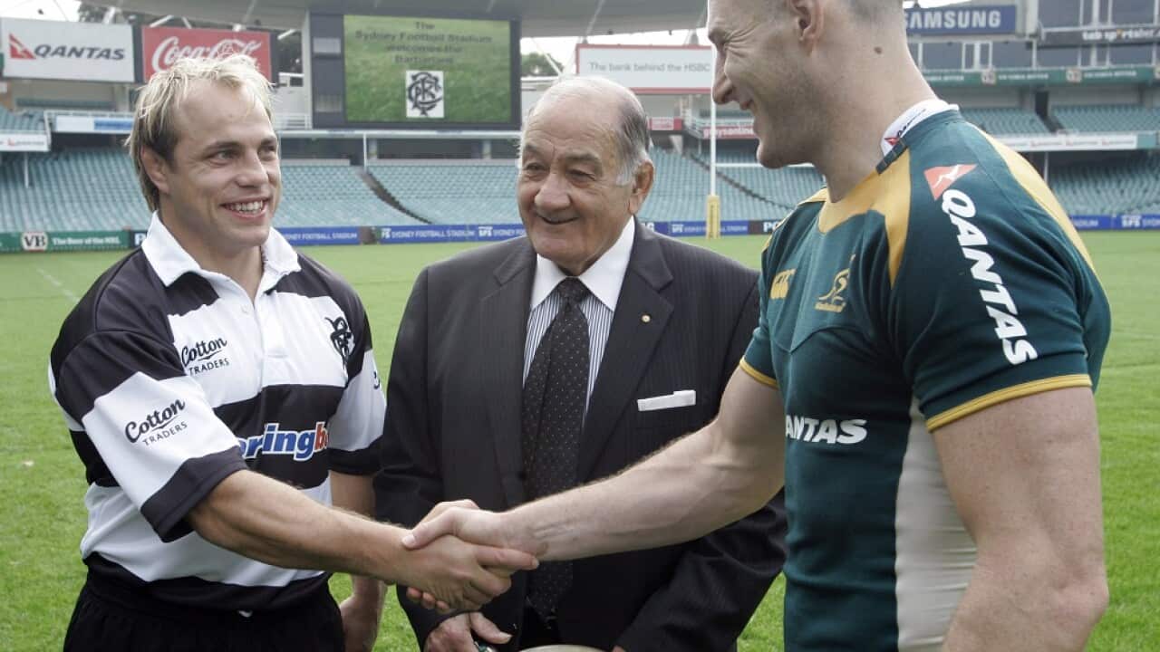 Barbarians captain Phil Waugh, left, and his Wallabies counterpart Stirling Mortlock shake hands as Sir Nicholas Shehadie, center, looks on in Sydney, Australia, Thursday, June 4, 2009 ahead of their clash Saturday, June 6. (AP Photo/Rob Griffith)